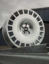 NEW 18 INCH BOLA B12 ALLOY WHEELS IN CRYSTAL SILVER