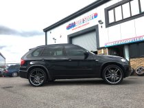 NEW 22 INCH VEEMANN V-FS28 ALLOY WHEELS IN GLOSS GRAPHITE WITH DEEPER CONCAVE 10.5" REARS INCLUDING PART WORN TYRES 5x120