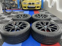 USED 20 INCH GENUINE STYLE 177 CROSS SPOKE ALLOY WHEELS FROM E70 E71 X5/6, FULLY REFURBED IN GLOSS BLACK, 11J REAR, INC RUNFLAT TYRES 5x120
