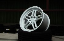 NEW 18 INCH STROM DS-05 ALLOY WHEELS IN FULL GLOSS WHITE WITH GOLD RIVETS AND VERY DEEP DISH 10.5" REAR OPTION 5x114.3