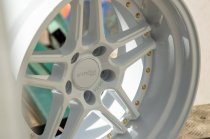 NEW 18 INCH STROM DS-05 ALLOY WHEELS IN FULL GLOSS WHITE WITH GOLD RIVETS, DEEP DISH 5x100